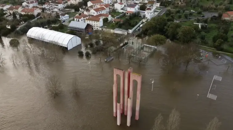 Zona ribeirinha de Abrantes inundada pelo rio Tejo